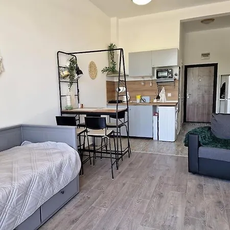 Beautiful & Cosy In Complex Shartrez Apartment
